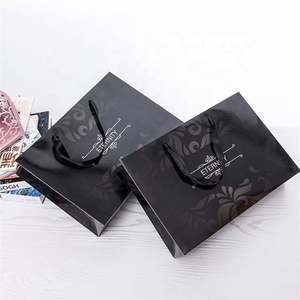 Bolsa de Papel de Lujo Negra para Compras con Logotipo Impreso - Product Image 6