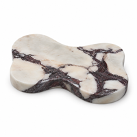 Plateau décoratif en marbre multicolore moderne NANWEI, forme rectangulaire organique, personnalisé pour l'intérieur de maisons de luxe et l'hôtellerie