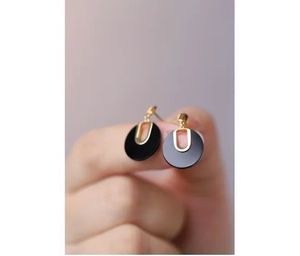 ต่างหูรูปตัวยูทองคำ 18K ยี่ห้อซินฟลายประดับด้วยหินออนิกซ์สีดำ - Product Image 1