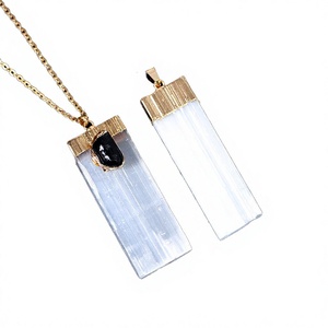 Liktwind Pendentif en cristal de sélénite naturelle polie, fait main, irrégulier, pour collier, bijoux, décoration de fêtes - Product Image 4