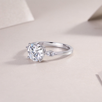 Bague en argent sterling S925 avec moissanite 2 carats taille brillant rond et pierres latérales en forme de feuille pour femme