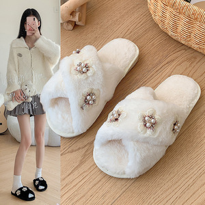 Pantuflas de Felpa con Perlas y Flores, Lindas y Modernas, Otoño-Invierno 2025 - Product Image 2