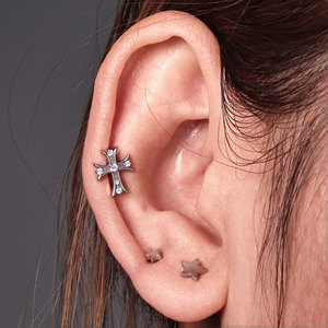 Clou d'oreille en alliage de titane G23 ASTM-F136, style punk, croix en zircon plaqué or, bijou corporel pour enfant, piercing de cartilage d'oreille - Product Image 4