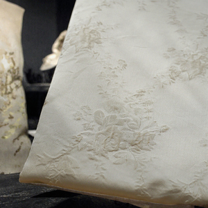 Tissu Jacquard Brocart Français Doré 100% Polyester Textile Floral pour Robe et Vêtement de Mariage - Product Image 2