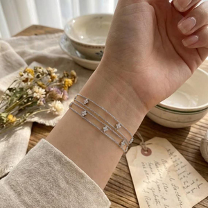 سوار نسائي عصري بتصميم أوراق البرسيم رباعية الأزهار، مرصع بالمويسانيت 2.5 ملم، بسلسلة مزدوجة على شكل زهور، سوار جذاب يجلب الحظ. - Product Image 2