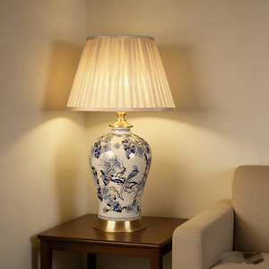 <span class=keywords><strong>Lampe</strong></span> <span class=keywords><strong>de</strong></span> <span class=keywords><strong>chevet</strong></span> en céramique bleue et blanche à motif d'oiseaux et <span class=keywords><strong>de</strong></span> raisins, style oriental, avec abat-jour plissé. - Product Image 4