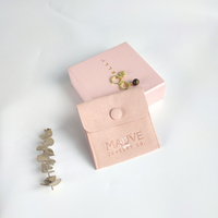 Grand espace côté largeur Logo gaufré personnalisé pochette cadeau en daim microfibre pour collier boucles d'oreilles pochette à bijoux avec bouton en tissu