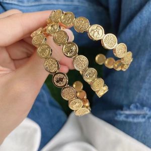 Elegantes encantos de lujo a granel de moda milagro religioso Guadalupe <span class=keywords><strong>San</strong></span> <span class=keywords><strong>Benito</strong></span> forma de moneda Brazaletes abiertos Pulseras - Product Image 6