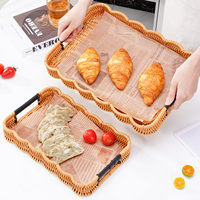 Panier de rangement rectangulaire en PP tressé à bords ondulés avec fonction de drainage pour la cuisine et la salle de bain, idéal pour fruits, pain, gâteaux et présentation de bijoux