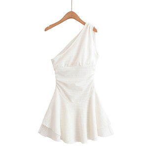 Minivestido a cuadros de un solo hombro para mujer, casual, de verano, ajustado, blanco, con dobladillo fruncido, sin mangas - Product Image 6