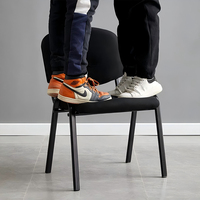 Chaise de bureau simple en maille, confortable, pour usage commercial, avec structure en fer et accoudoirs