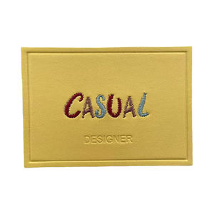 Etiqueta de cuero PU cosida personalizada de calidad de lujo de fábrica, etiqueta de cuero con logotipo bordado de lámina plateada en relieve para sombreros/pantalones vaqueros - Product Image 1