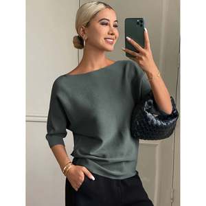 เสื้อสเวตเตอร์แบบเปิดไหล่สีดำคาร์บอนสำหรับผู้หญิง - Product Image 4