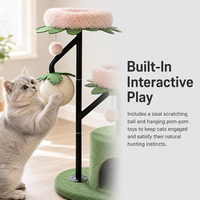 Support d'escalade pour chat moderne vert et rose avec poteaux en métal, panneau E1 et boule en sisal interactive