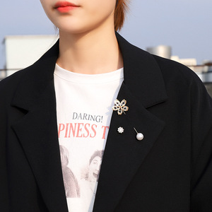 可调节小号腰部收紧夹胸针珍珠水钻防暴露别针服装配饰。 - Product Image 3