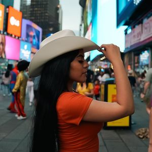 Vente en gros de logo métallique personnalisé 100% Chapeau unisexe beige en laine de style occidental à large bord Sombreros de Vaquero Chapeau en feutre Chapeaux de cowboy - Product Image 3