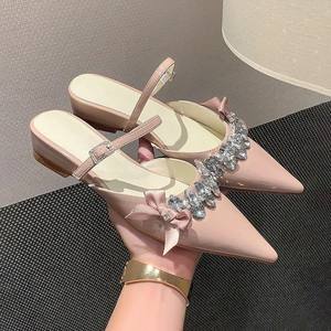 Chanclas de verano con elegantes lazos de lentejuelas en forma de gota de agua al estilo francés y impresionantes tacones de cuña de una sola tira. - Product Image 1