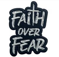Patch brodé 'Faith Over Fear' avec motif croix chrétienne et symbole de la foi, thermocollant et à coudre, pour casquettes de camionneur, vêtements, sacs à dos et projets DIY