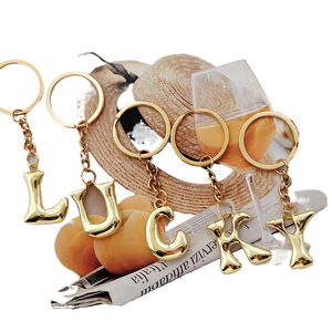 El colgante de llavero de 26 letras más vendido de Yeguang es simple, moderno y versátil. Viene con un colgante metálico en inglés para bolso. - Product Image 4