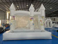 Château gonflable blanc avec toboggan, piscine à balles, colonne de ballons, château gonflable pour mariage, location pour événements et fêtes