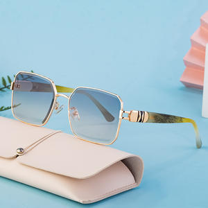 Nouvelles lunettes de soleil carrées pour femmes, protection UV400, verres en PC, monture dorée, lunettes de soleil tendance, transmission de classe 2 - Product Image 2