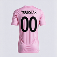 Großhandel 26/27 Klassisches Rosa Fußballtrikot, Individuelles Logo Heißes Fußballshirt, Herren Schnelltrocknend Atmungsaktiv USA-Stil Sporttrikot