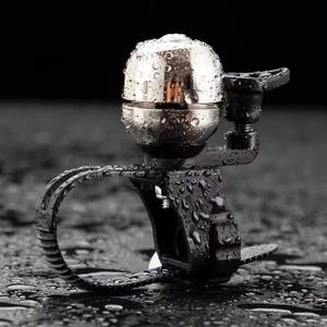 Timbre de Bicicleta Skil Mini, Ajustable, de Latón, Sonido Fuerte, Base de Cobre Electrochapado en Negro y Plata - Product Image 3