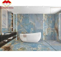 Pierre de marbre onyx bleu moderne avec panneau rétroéclairé LED, dalle d'onyx translucide naturelle pour mur, sol et escalier de salle de bain
