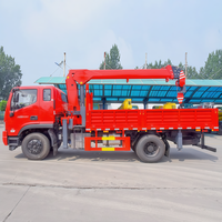 Mini-grue montée sur camion de 3 à 16 tonnes avec flèche télescopique hydraulique droite et moteur Liyuan pour les opérations de levage de marchandises sur chantier