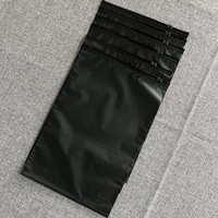 Sac refermable personnalisé en CPE givré avec fermeture éclair pour vêtements, avec options de couleurs et emballage rétractable