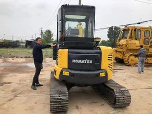 Miniexcavadora Komatsu PC55MR con orugas amarillas y negras, cabina cómoda y espacio para el operador con aire acondicionado - Product Image 6