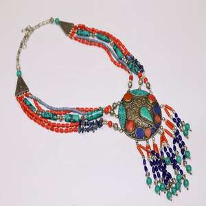 Colliers tibétains népalais en corail rouge et pierres précieuses turquoise - Product Image 1