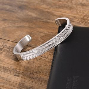 Bracelet jonc tendance 2024 en acier inoxydable étanche pour femme, plaqué or 18 carats, haute qualité, nouveau bijou personnalisé, cadeau idéal - Product Image 3