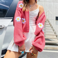 Nouveau style de cardigan en acrylique tricoté ample et court pour femme, idéal pour l'hiver, avec logo frontal