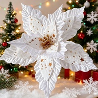 Nordischer Stil Weiße Weihnachtsblumen Beschneite Kiefernzweige für Skandinavische Dekoration