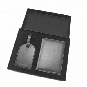 Coffret cadeau de voyage personnalisé Initiales embossées <span class=keywords><strong>Porte</strong></span>-<span class=keywords><strong>passeport</strong></span> et étiquette de bagage <span class=keywords><strong>en</strong></span> <span class=keywords><strong>cuir</strong></span> - Product Image 1