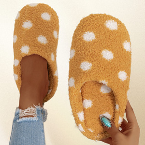 Chaussons d'intérieur unisexes d'hiver en tissu mélange silencieux avec semelle souple et moelleuse en coton suédé à pois, bout fermé, antidérapants - Product Image 2