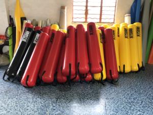 Bouées de natation flottantes gonflables en PVC à long tube de sécurité pour les nageurs en eau libre - Product Image 2