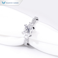 Bague de fiançailles en or blanc avec diamant moissanite taille princesse, design de luxe Tianyu Gems