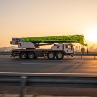 Grue sur camion ZTC800A5 80t avec flèche principale de 50m et contrepoids de 25t pour projets de levage lourd