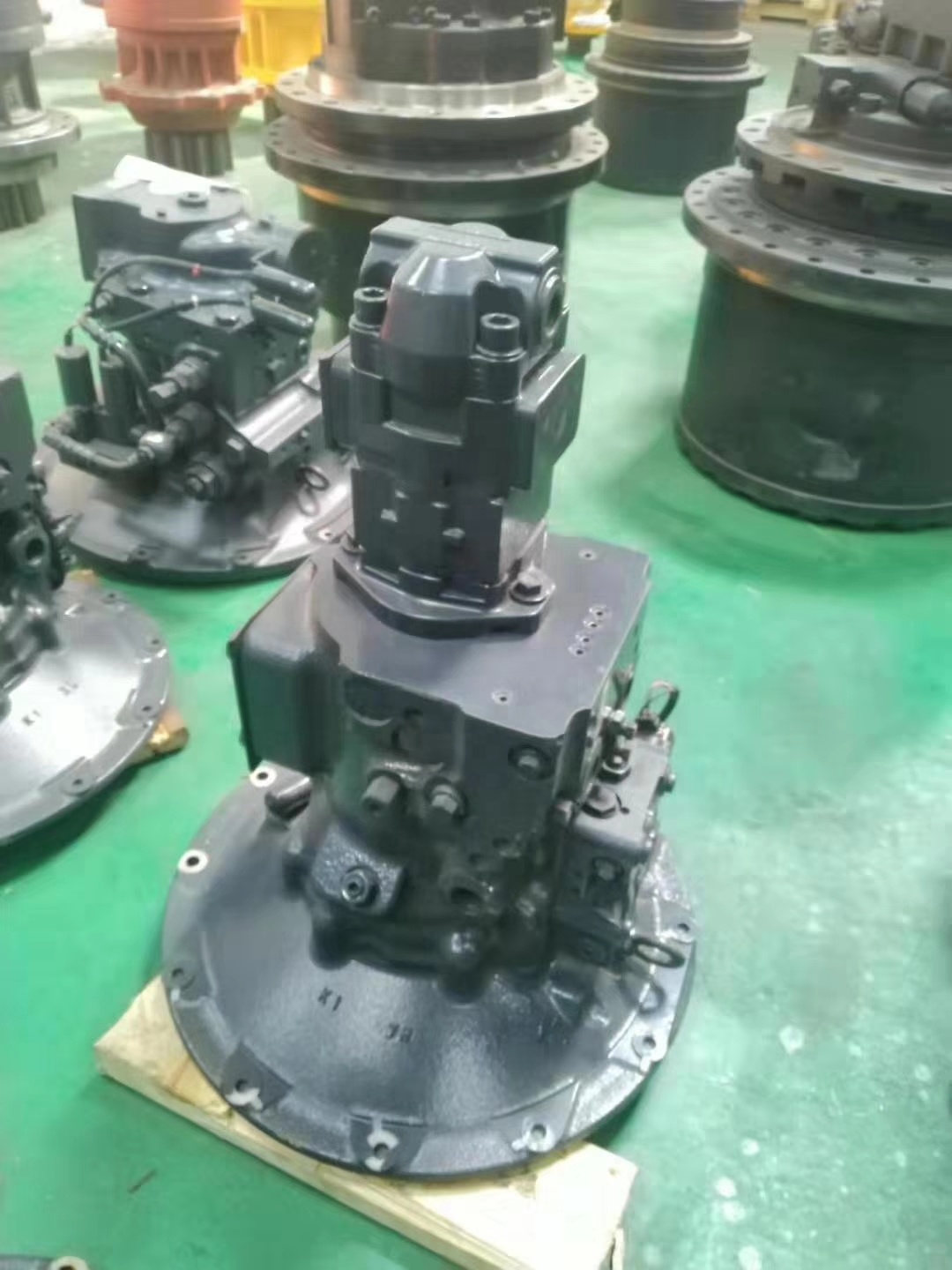 Komatsu 708-3T-04220 Hydraulic Main Pump - Durable & Efficient