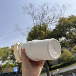 Vaso Térmico Clásico de Acero Inoxidable de 30 oz para Camping con Tapa Giratoria, Pajita Abatible, Asa y Accesorios - Product Image 3