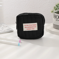 Pochette de toilette élégante et mignonne pour voyage, avec logo personnalisé, sac à cosmétiques matelassé portable pour femmes