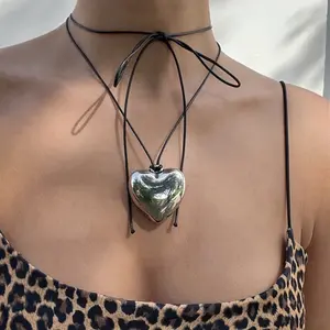 Nuova collana girocollo con ciondolo a cuore grande in velluto nero Goth da donna elegante tessuto annodato gioiello a catena regolabile con fiocco