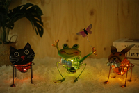 Décorations d'ornement de pelouse de grenouille solaire LED mignonne imperméable lanternes de table en forme de boule en plastique en métal pour la décoration extérieure de jardin