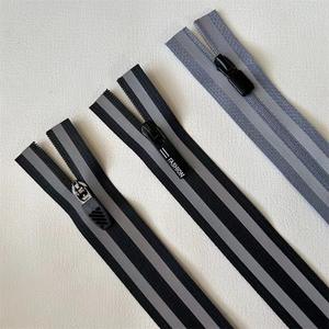 Venta caliente Fabricantes Cremallera directa Punto Gris Reflectante Cola abierta Cremallera <span class=keywords><strong>de</strong></span> nylon - Product Image 1