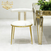 Chaises de mariage de luxe en acier inoxydable durable, blanches, au design moderne et avec coussin moelleux, pour hôtels, salles à manger et salons.