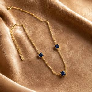 Collar de Joyería Diaria Elegante para Mujer, con Cadena de Cuentas Chapada en Oro, Tres Circonitas Cúbicas Azules Cuadradas y Múltiples Dijes, Venta al Por Mayor Personalizada - Product Image 3