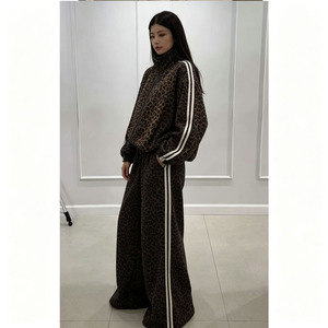 Tuta Vintage Autunnale con Stampa Leopardata e 2 Strisce Laterali, Giacca con Zip e Pantaloni Larghi a Tutta Lunghezza, Completo 2 Pezzi Comodo - Product Image 5