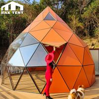 Tente de glamping exclusive en forme de pêche de 6m avec douche et toilettes